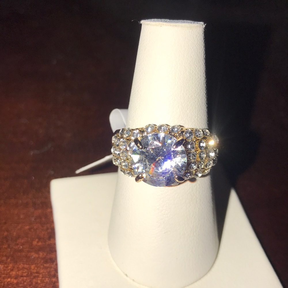 Gold ring with diamond in the center